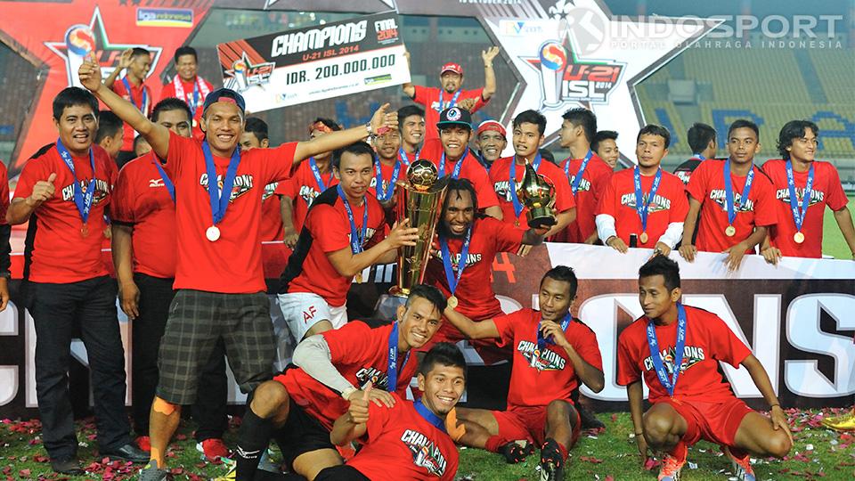 Pemain dan ofisial Semen Padang berpose bersama trofi kemenangan Liga Super Indonesia U-21 dan Piala Pemain Terbaik yang direbut oleh Nerius Alom usai pertandingan di Stadion Si Jalak Harupat, Soreang, Kabupaten Bandung, Minggu (19/10/14).